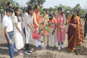 मुख्यमंत्री श्री चौहान ने करंज, बरगद और गुलमोहर के पौधे लगाए