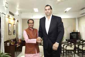 मुख्यमंत्री चौहान से विश्व चैम्पियन दि ग्रेट खली की सौजन्य भेंट