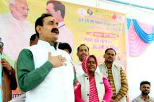 जनसम्पर्क मंत्री ने शिक्षक बनकर दतिया के ग्रामों में किसानों को समझाई भावांतर भुगतान योजना