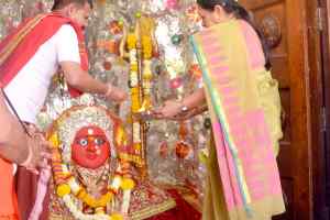 राज्यपाल ने माता की टेकरी पर की पूजा-अर्चना
