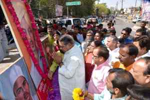 राजस्व मंत्री गुप्ता ने शहीदों को अर्पित की पुष्पांजलि