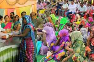 उद्योग मंत्री शुक्ल ने ग्रामीणों को दिये नि:शुल्क रसोई गैस कनेक्शन