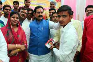 जनसम्पर्क मंत्री डॉ. मिश्र ने विद्यार्थियों को दिये स्मार्ट फोन