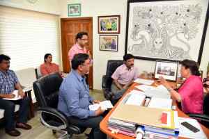 धर्मस्व मंत्री सिंधिया ने की विभागीय कार्यों की समीक्षा