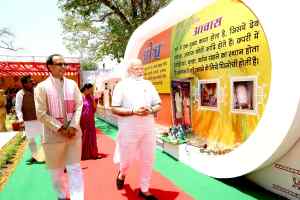 प्रधानमंत्री नरेन्द्र मोदी ने देखी गोंड राजवंश की जीवन शैली की प्रदर्शनी
