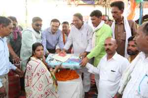 राजस्व मंत्री गुप्ता ने बाँटे नि:शुल्क घरेलू गैस कनेक्शन