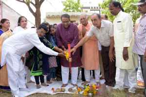 राजस्व मंत्री ने महिलाओं को बाँटे मुफ्त घरेलू गैस कनेक्शन