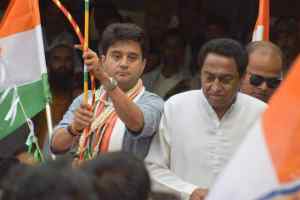 विधायक द्वारा कमलनाथ के जूते उठाने पर भाजपा का सवाल काँग्रेस खामोश क्यों ?