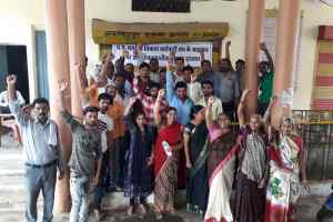 नरपालिका के कर्मचारी कलमबंद हड़ताल पर