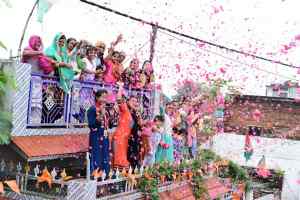 अल्पसंख्यक भाई बहनों ने पुष्पवर्षा कर किया स्वागत