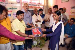 राज्य मंत्री जोशी ने मुगालियाछाप स्कूल में बच्चों को बाँटी ड्रेस