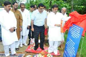 उद्योग मंत्री शुक्ल ने मुकुंदपुर व्हाइट टाइगर सफारी में वन्यप्राणियों के बाड़ों का किया शिलान्यास