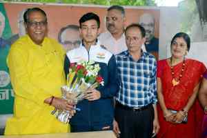 राजस्व मंत्री ने तलवारबाज  शंकर पाण्डेय को किया सम्मानित