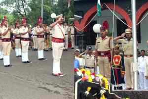 राज्यपाल श्रीमती पटेल द्वारा राजभवन में ध्वजारोहण