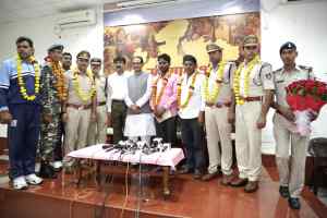अपनी जान दूसरों के लिये जोखिम में डालने वाले ही असली हीरो