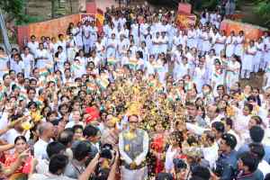 बहनों-भांजियों ने स्वागत में बरसाए फूल, मुख्यमंत्री ने दिया उनके सम्मान की रक्षा का वचन