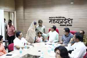 मुख्यमंत्री चौहान ने वीडियो कान्फ्रेंस से किया जनसमस्याओं का समाधान