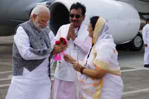 प्रधानमंत्री मोदी का इंदौर विमानतल पर आत्मीय स्वागत