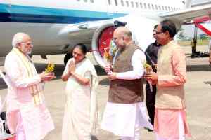 प्रधानमंत्री मोदी का भोपाल विमान तल पर आत्मीय स्वागत