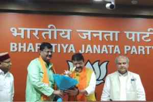 वरिष्ठ कांग्रेस नेता प्रेमचन्द्र गुड्डू और उनके  पुत्र अजीत भाजपा में शामिल