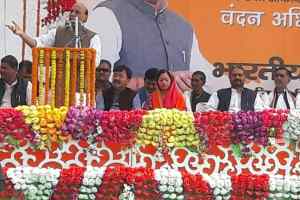 भाजपा आंखों में आंखें डालकर राजनीति करती है, आंखों में  धूल झोंककर नहीं : राजनाथ सिंह