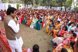 समाज को आगे ले जाने में महिलाओं की भूमिका ज्यादा सकारात्मक: राकेश सिंह