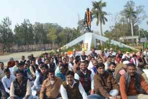 मुज्जफरपुर में शकुन पांडे द्वारा महात्मा गांधी के पुतले पर  गोली चलाने के विरोध में कांग्रेस का धरना-प्रदर्शन