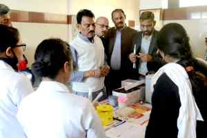 लोक स्वास्थ एवं परिवार कल्याण मंत्री तुलसीराम सिलावट ने कोलार स्थित स्वास्थ केंन्द्र का निरीक्षण किया