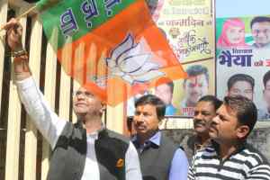 मेरा परिवार भाजपा परिवार अभियान के तहत विधायक सारंग ने लगाया पार्टी का झंडा