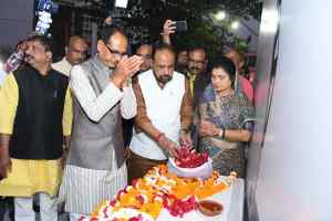 पुलवामा में शहीद हुए जवानों को दी श्रद्धांजलि