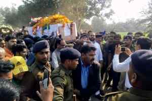 शहीद की अंत्येष्टि में शामिल हुए भाजपा नेता