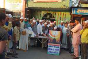 मुस्लिम समाज ने मस्जिद के बाहर आतंकवाद का पुतला जलाकर किया गुस्से का इज़हार