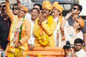 पूर्व मुख्यमंत्री शिवराज सिंह चौहान ने भाजपा प्रत्याशी लालवानी के समर्थन में जनसंपर्क व रोड़ शो किया