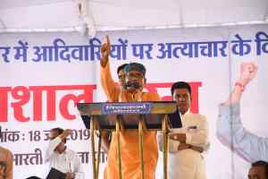आदिवासियों के हक छीने तो हम सरकार को छोड़ेंगे नहीं: शिवराज