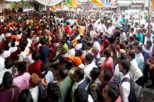 भाजपा ने जिला प्रशासन के कांग्रेसीकरण के खिलाफ राजबाड़ा पर दिया धरना