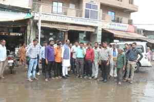 विधायक सारंग ने स्टेशन के सामने वाली जल भराव वाली सड़क के दोनों तरफ नाली बनाने का किया शुभारंभ