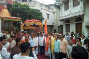 प्रभु चारभुजा की भव्य प्रभात फेरी का इंदौर से प्रस्थान
