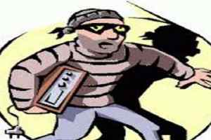 पुलिस के घर में घूस कर चोर ने किया लाखों पर हाथ साफ