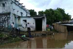 संवेदनशीलता : हम अपने घर की सीलन भरी दीवारों से परेशान, नर्मदा किनारे डूबती जिंदगियों से बेफिक्र