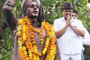 शहीद भगतसिंह के जन्मदिवस पर राजमोहल्ला स्थित प्रतिमा पर माल्यार्पण