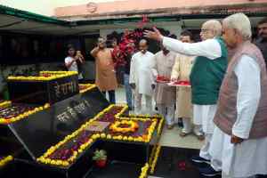 गांधी जी अपने विचारों के साथ आज भी हमारे बीच है: श्री टंडन