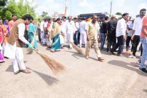 गांधी संकल्प यात्रा में स्वच्छता और पॉलीथीन मुक्त भारत का संकल्प ले रही जनता