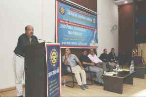 दूध को लेकर जनता,अधिकारियों और विक्रेताओं के बीच हुआ संवाद