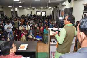 सड़क पर धरना दे रहे हैं, संसद में क्यों नहीं बोले सोनिया-राहुलः शिवराज सिंह