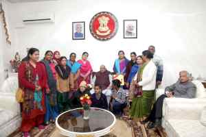 राज्यपाल ने राजभवन पहुँचे लोगों को दीं नव-वर्ष की शुभकामनाएँ