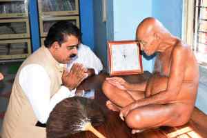 सांसद शंकर लालवानी ने आचार्य श्री विद्यासागर को सी.ए.ए.के बारे में जानकारी दी, आचार्यश्री ने दिया समर्थन