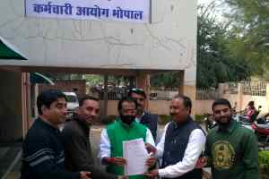 संविदा कर्मचारियों ने कर्मचारी आयोग पहुंचकर नियमित किये जाने के लिये दिया ज्ञापन