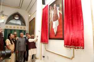 राजभवन में ध्वजारोहण और तैल चित्रों का अनावरण