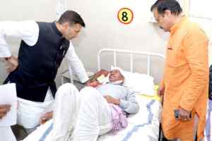 ट्रेक्टर-ट्राली दुर्घटना में घायल ग्रामीणों से मिले मंत्री पटवारी