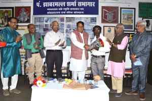 समाज का मार्गदर्शन करें पत्रकार : मंत्री शर्मा